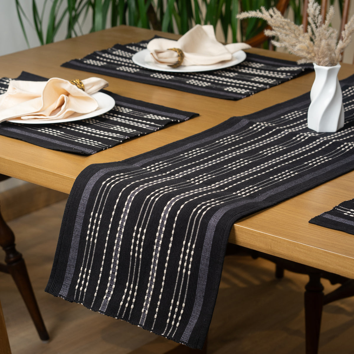 EMAAN STRIPED RUNNER